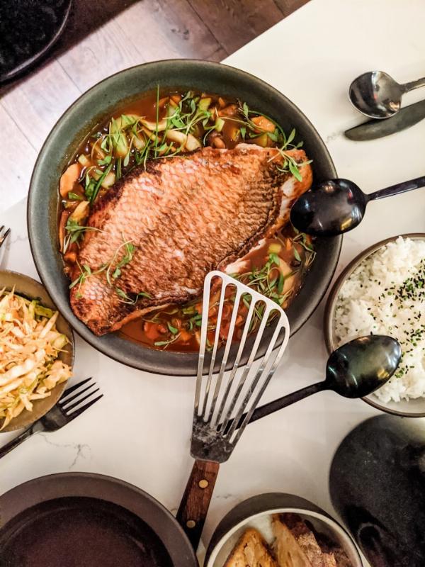 Traditionnellement, les poissons sont préparés au court-bouillon